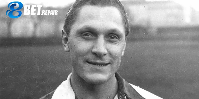Josef Bican là 1 trong những chân sút lập được nhiều cú hat trick nhất trong lịch sử